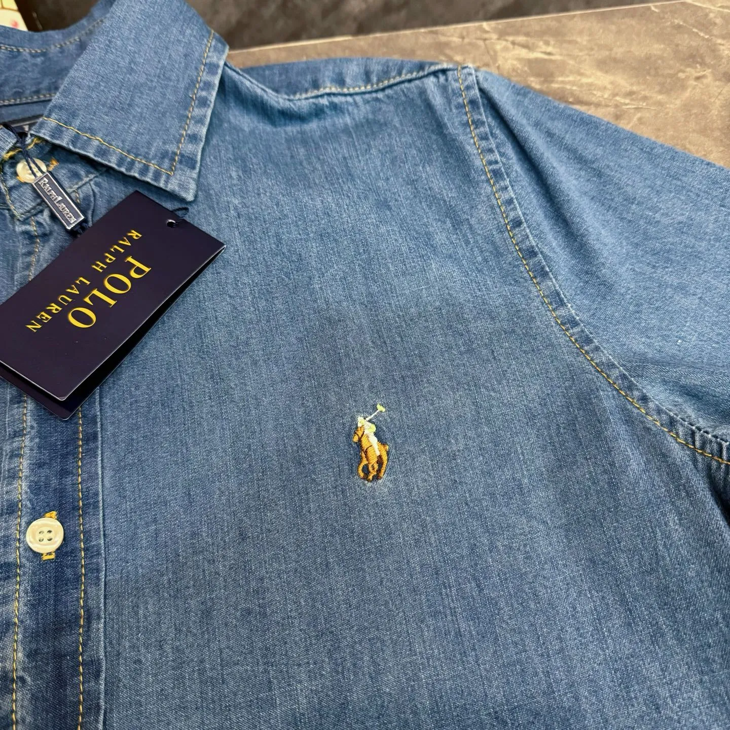 P210 model number Y56 Raff war horse small label embroidered denim shirt. Multiple designs. Fundraising for half a month. Made with conscience. 280 grams of high-quality pure cotton bamboo denim shirt fabric. Customized original laser letter buttons. Internet celebrity hot style. Imported machine. Full genuine embroidery small label. Large factory flow workmanship. Neat and orderly needlework. Loose os version. Versatile style. Couple style. Tag. Hanging grain. Washed. Main wheat. Packaging. Full set of accessories📦 All details are real shots without beauty filters. Buy with confidence📷 colour: denim blue size: s m l xl